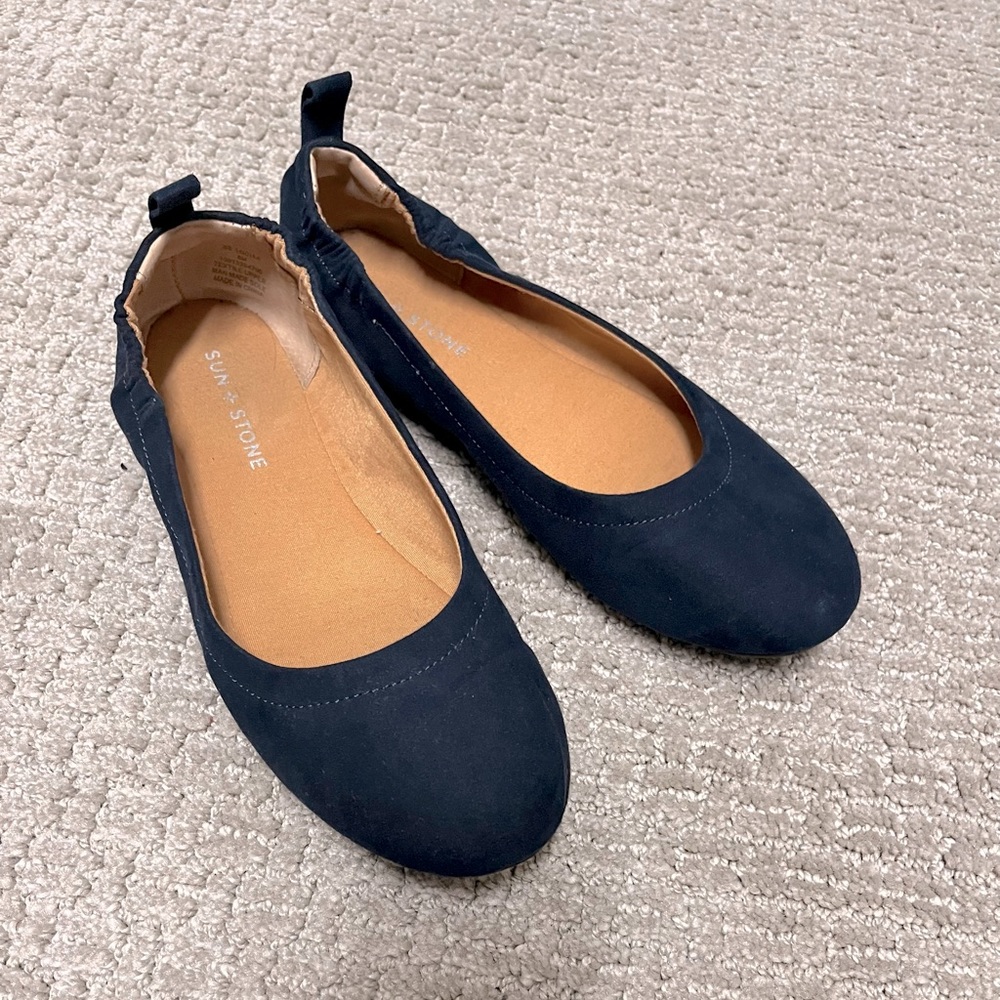 Navy flat shoes, elastic back, round toe